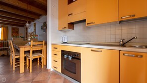 Apartament (2 Bedrooms) | Cuina bàsica privada | Frigorífic, forn, placa de cuina i rentaplats
