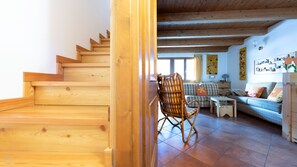 Apartament (2 Bedrooms) | Sala d'estar | Televisor intel·ligent de 55 polzades amb canals per satèl·lit