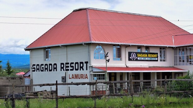 En byggnad med en skylt som visar texten "SAGADA RESORT" och "LAMURIA".