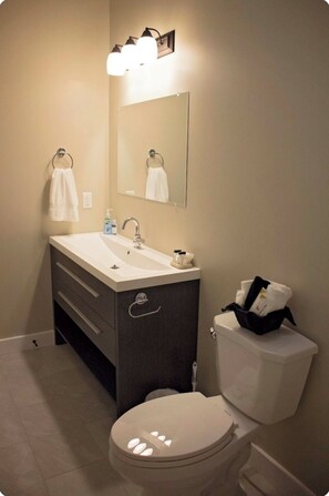 Standaard suite, uitzicht op haven | Badkamer | Een bad/douchecombinatie, zeep, shampoo, toiletpapier