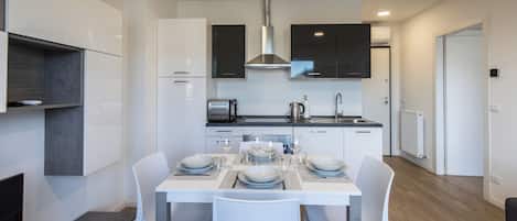 Appartement (1 Bedroom) | Cuisinette privée | Réfrigérateur, four à micro-ondes, un four, lave-vaisselle