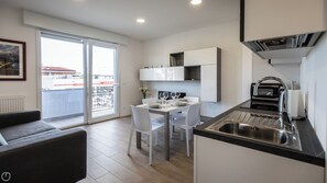 Apartment (1 Bedroom) | Living area | 55-inch Smart TV with satellite channels - Italianway - Vat 52 Sub 14 (Udine)