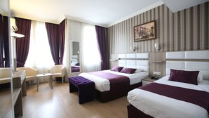 A hotel room with two beds, a desk, and a chair. - Nil Hotel Istanbul City Center (Istanbul)