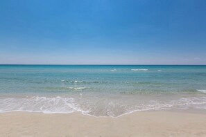 A beach with clear blue water and a sandy shore. - 3928 Appartamento Levante by Barbarhouse (Gallipoli)