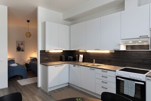 Studio – standard | Eget kjøkken | Kjøleskap, mikrobølgeovn, ovn og kokeplater