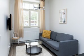 Apartament bàsic | Sala d'estar | Televisor de 32 polzades amb canals per cable 