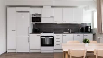 Apartamento standard | Cozinha privada | Geladeira, micro-ondas, fogão, cooktop