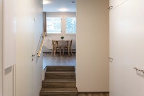 Studio – standard | Oppholdsområde | En 32-tommers TV med kabel-kanaler