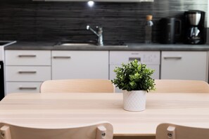 Leilighet – standard | Eget kjøkken | Kjøleskap, mikrobølgeovn, ovn og kokeplater