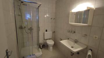 Zimmer, 2 Schlafzimmer, Stadtblick | Badezimmer