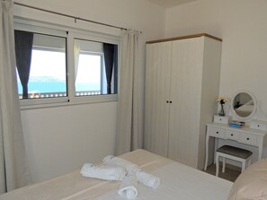 2 bedrooms, in-room safe, iron/ironing board, travel crib - Amazing 14m infinity pool, outside dining & lounge area, sea views, & big garden (Kokkino Chorio)