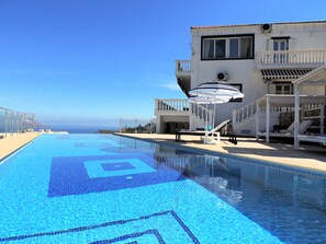 Pool - Amazing 14m infinity pool, outside dining & lounge area, sea views, & big garden (Kokkino Chorio)