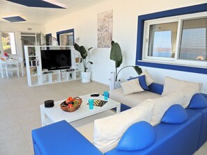Smart TV, books - Amazing 14m infinity pool, outside dining & lounge area, sea views, & big garden (Kokkino Chorio)
