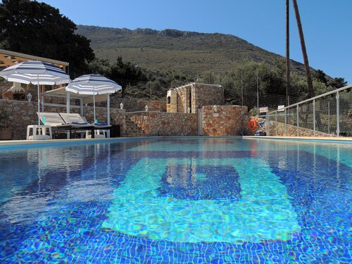 Amazing 14m infinity pool, outside dining & lounge area, sea views, & big garden