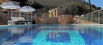 Amazing 14m infinity pool, outside dining & lounge area, sea views, & big garden