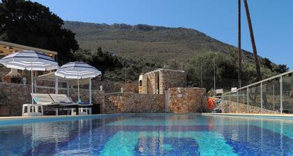 Amazing 14m infinity pool, outside dining & lounge area, sea views, & big garden