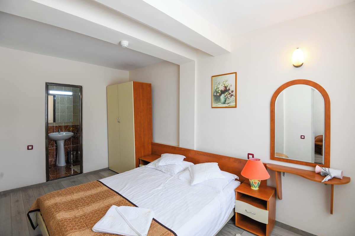 1 bedroom, in-room safe, soundproofing, free WiFi