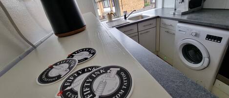 Kjøleskap, mikrobølgeovn, ovn og kokeplater