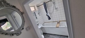 Hårføner, håndklær, såpe og sjampo