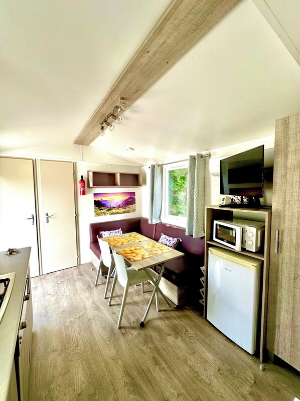 Interior - Cottage 2 Mobilhome 2 Zimmer Unterkunft für 2 Erwachsene + 1 Kind auf Ecksofa (Agarn)