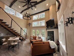 Smart TV, fireplace - Luxury cabin vc home (Tremont)