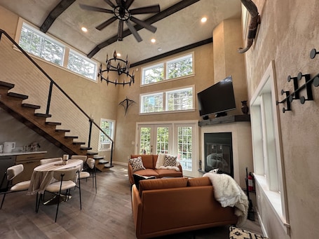 Smart TV, fireplace. Lux Cabin 2/2, HotTub, Wood Fireplace, Soaker Tub, Firepit, Walk to Lighthouse