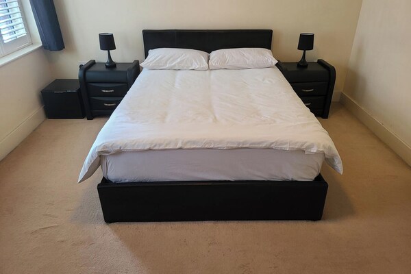 1 Bed Flat - Sleeps 4 - Parking - Wifi - Luton