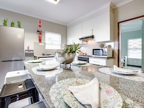 Oven, stovetop, toaster, cookware/dishes/utensils - Westwood Skye (Durban)