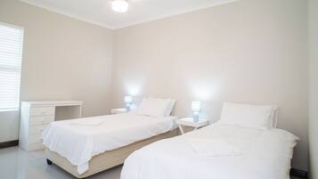 5 quartos, cortinas blackout, ferros/tábuas de passar roupa