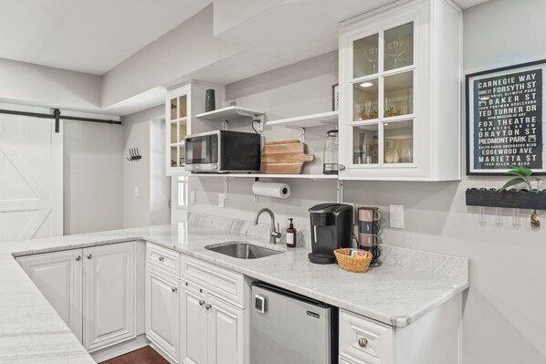 Refrigerador, microondas, placa de cocina, cafetera/tetera