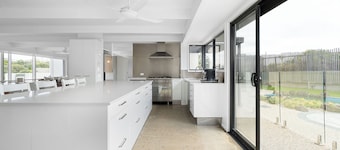 SUPERB FAMILY ENTERTAINER, POOL, & TENNIS, MAGNIFICENT SYDNEY, RYE
