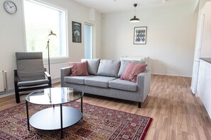 สแตนดาร์ดอพาร์ทเมนท์ | บริเวณนั่งเล่น | ทีวี 32 นิ้ว พร้อมช่องเคเบิล