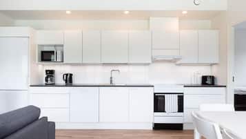 Standaard appartement | Privékeuken | Een koelkast, een magnetron, een oven, een kookplaat