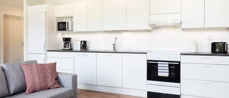 Appartement Standard | Cuisine privée | Réfrigérateur, micro-ondes, four, plaque de cuisson