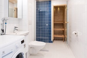 Standard-Apartment | Badezimmer | Dusche, Haartrockner, Handtücher, Toilettenpapier