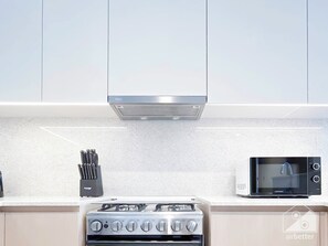 Apartment (2 Bedrooms) | Private kitchen | Microwave, oven, electric kettle - Luxurious Burj Royale 2B Full Burj Khalifa View (Dubai)