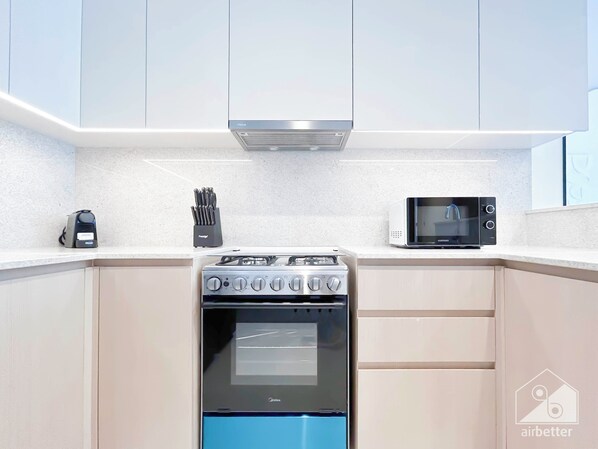 Apartment (2 Bedrooms) | Private kitchen | Microwave, oven, electric kettle - Luxurious Burj Royale 2B Full Burj Khalifa View (Dubai)