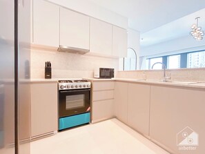 Private kitchen - Luxurious Burj Royale 2B Full Burj Khalifa View (Dubai)