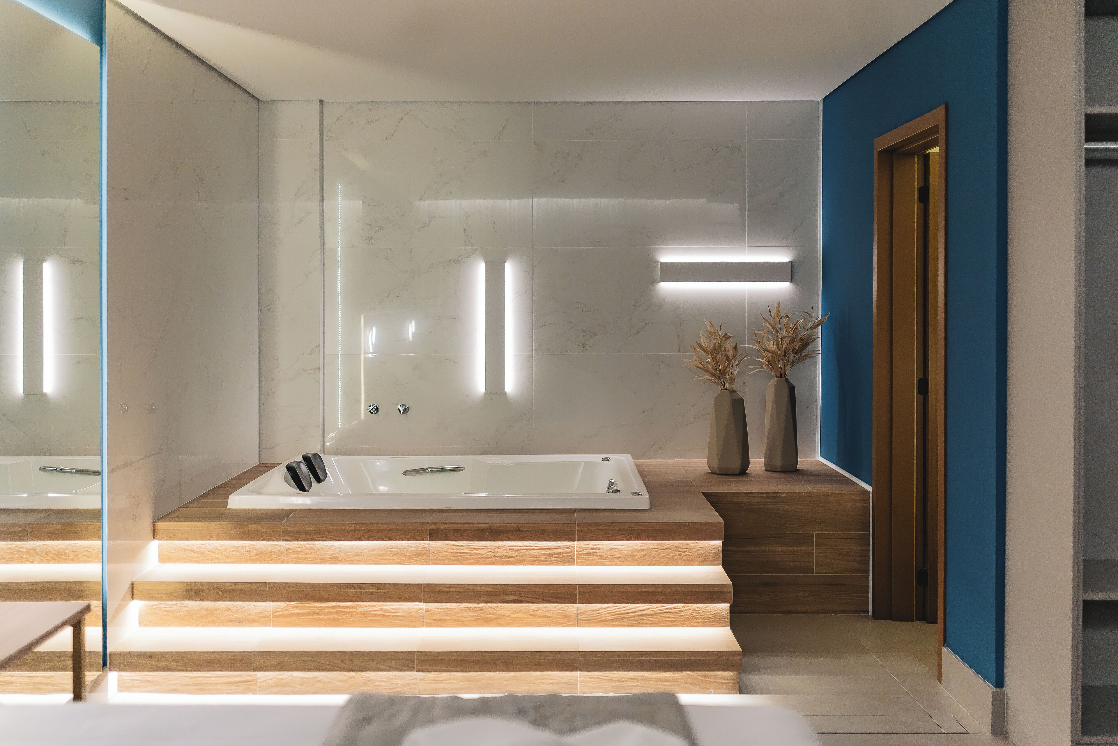 Luksussuite, byutsikt | Bad | Hårføner, håndklær, såpe og sjampo