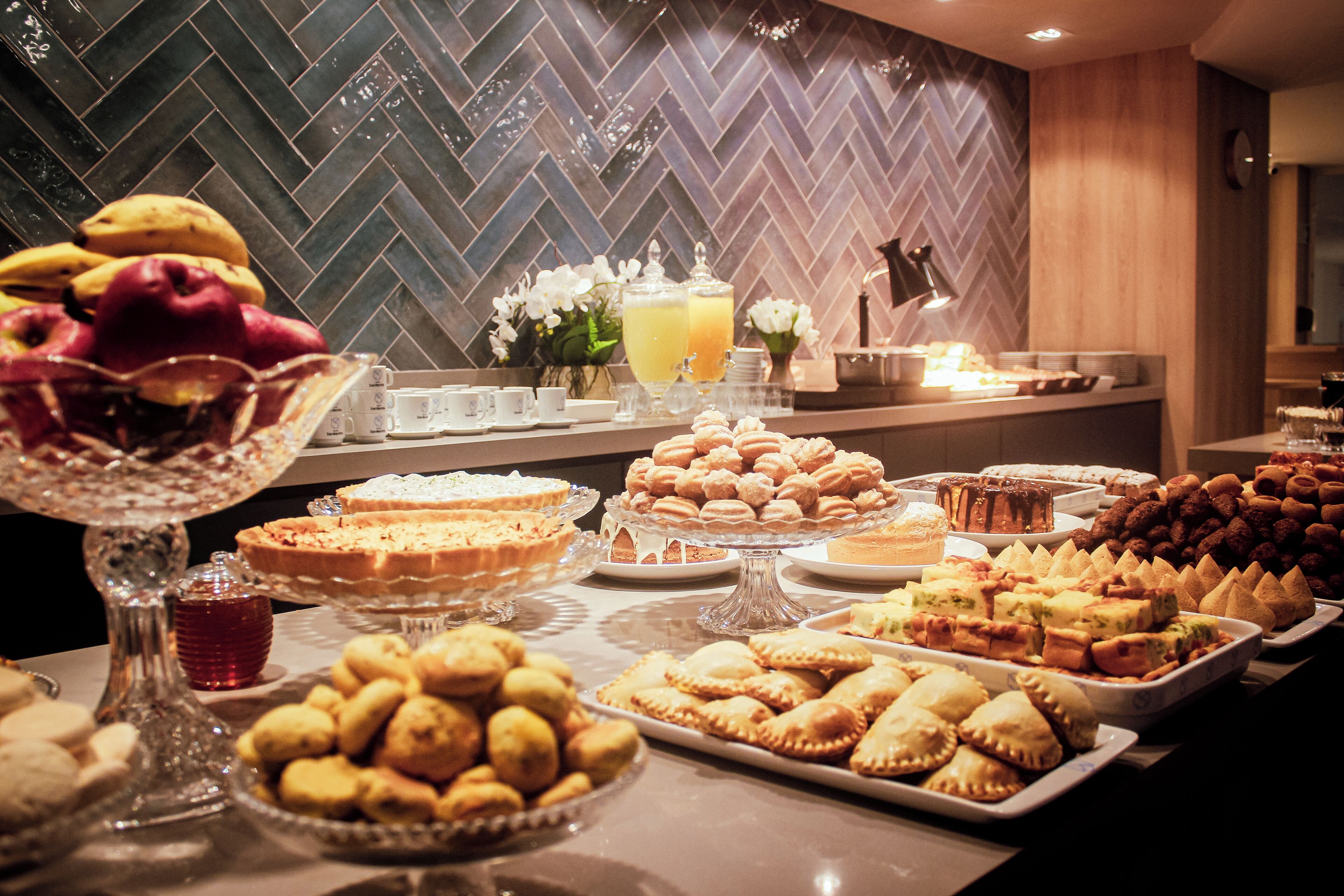 Un bufé con diversos postres y frutas.