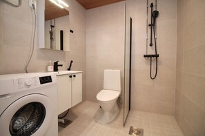 Apartamento económico, varias camas | Baño | Secador de pelo y toallas