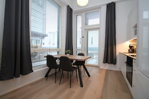 Apartamento estándar | Zona de estar | Televisión de 32 pulgadas con canales por cable