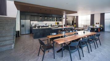 Refrigerador con freezer, microondas, horno, placa de cocina