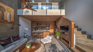 Un interior moderno con cocina, comedor y sala de estar.