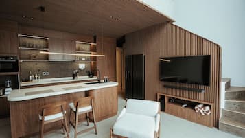 Full-size fridge, microwave, oven, stovetop