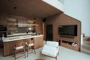 Refrigerador con freezer, microondas, horno, placa de cocina