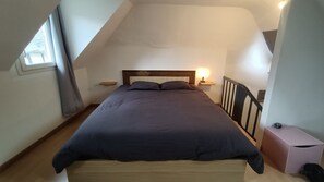 2 habitaciones, tabla de planchar con plancha, wifi y ropa de cama 