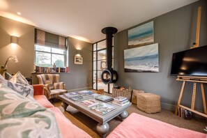 TV, fireplace - Little Fig,  Aldeburgh, Suffolk (Aldeburgh)
