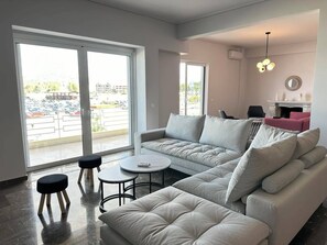 Smart TV - Big size appartment at the port of the old city of Nafplio with view to the sea. (Nafplio)