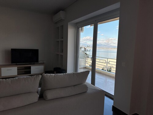Big size appartment at the port of the old city of Nafplio with view to the sea.